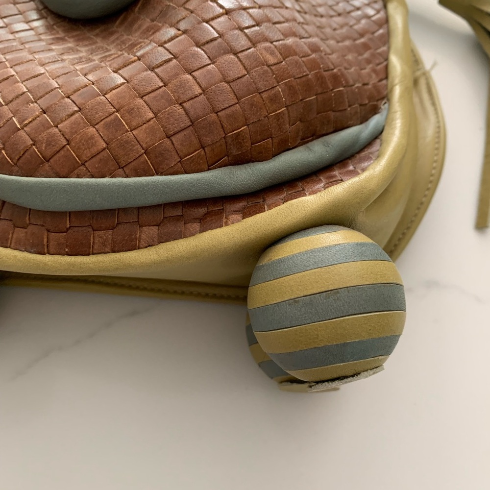 Vintage Carol Hearty Escargot Leather crossbody bag with intricate detail. - Picture 7 of 15